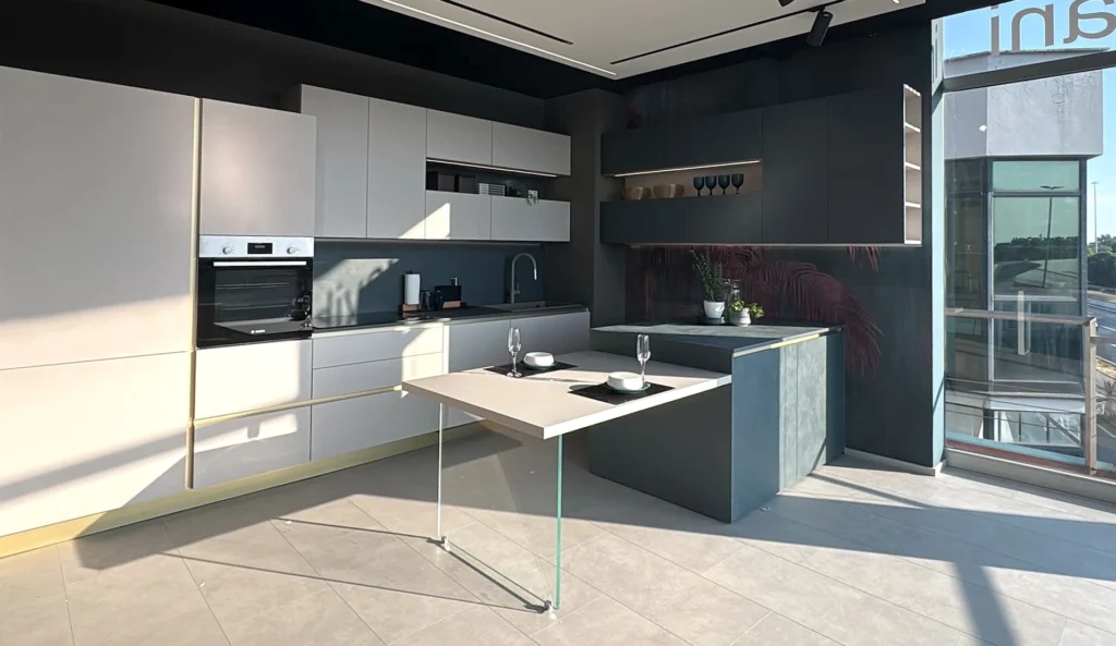 Cucina moderna bianca con isola e tavolo snack