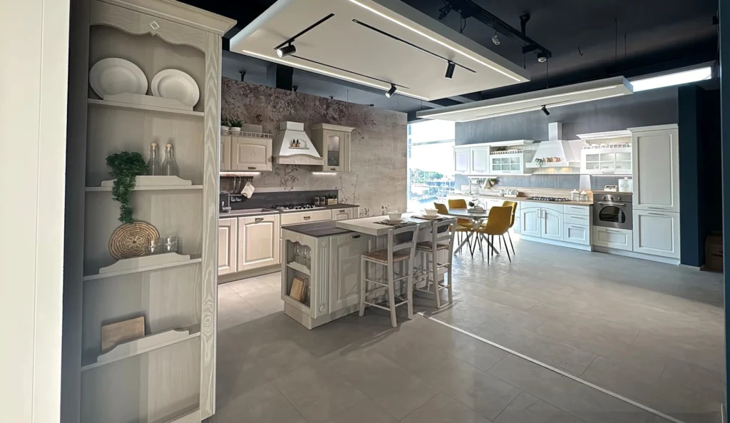 Cucina classica bianca con cappa a camino e tavolo