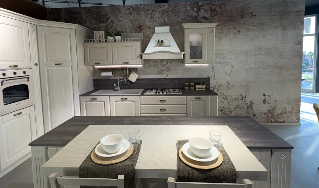 Cucina classica con ante a telaio e tavolo apparecchiato