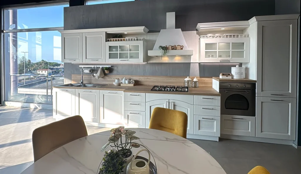 Cucina classica bianca con tavolo tondo e sedie