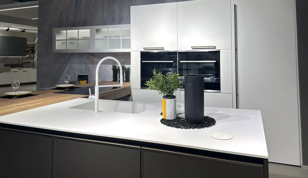Cucina moderna con basi scure e isola bianca