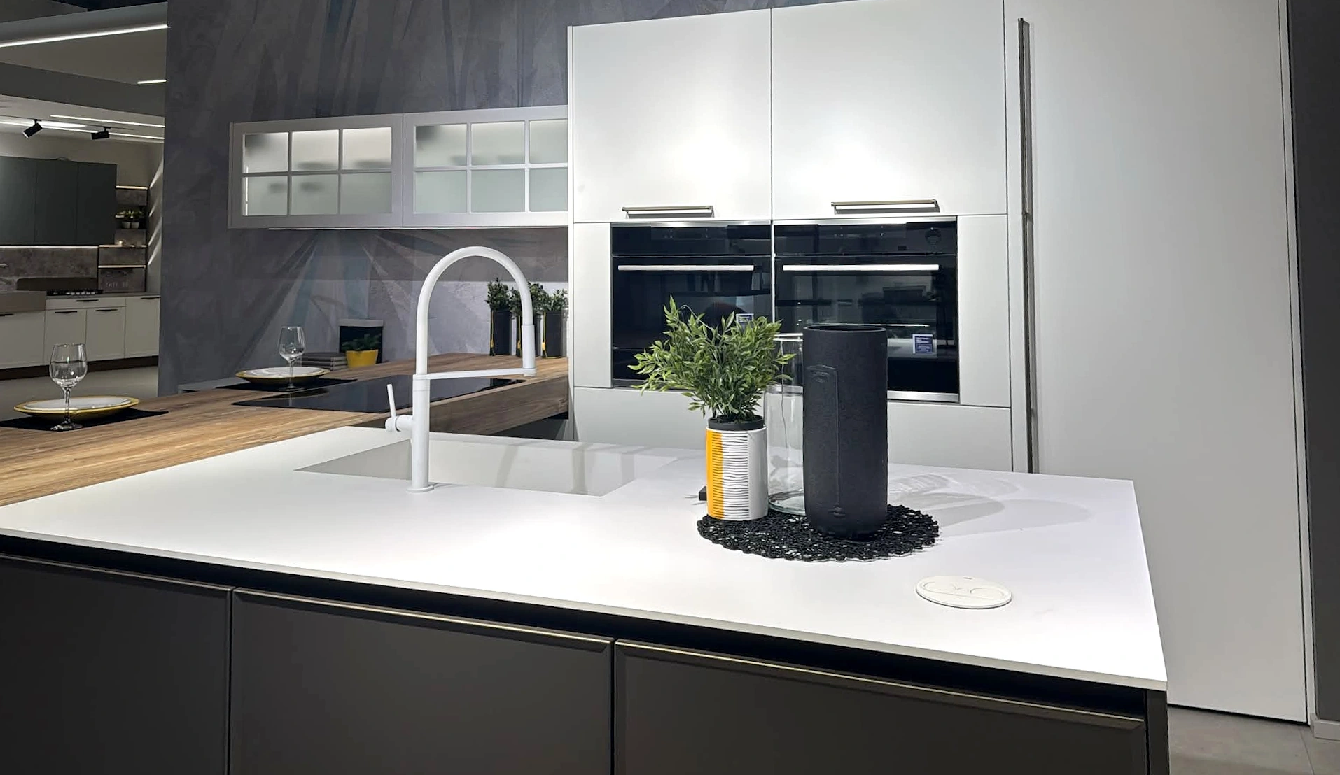 Cucina moderna con basi scure e isola bianca