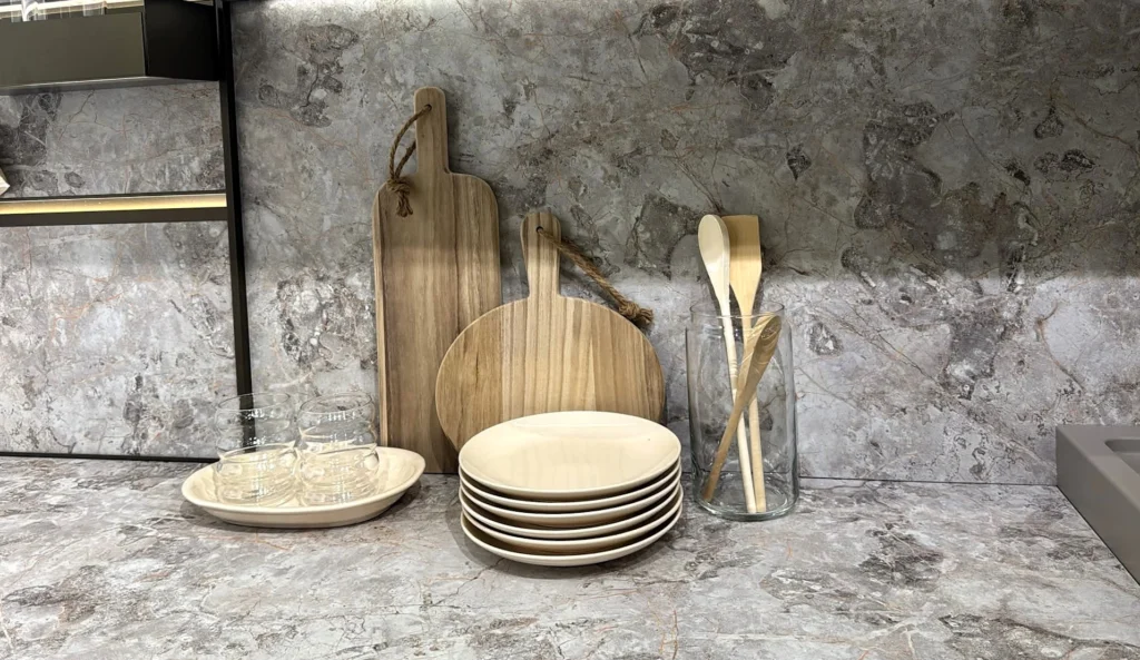 Campioni di finitura: pietra, legno e utensili sul piano