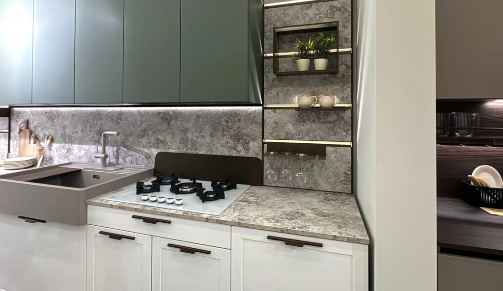 Cucina con schienale effetto pietra e piano cottura a gas