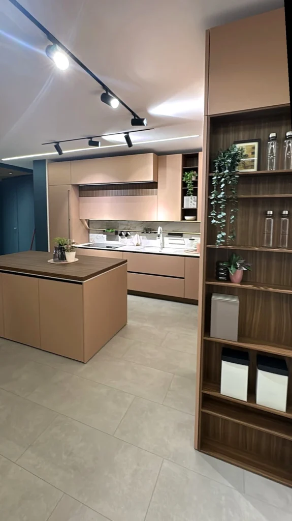 Profondità dello showroom, isola centrale e parete blu